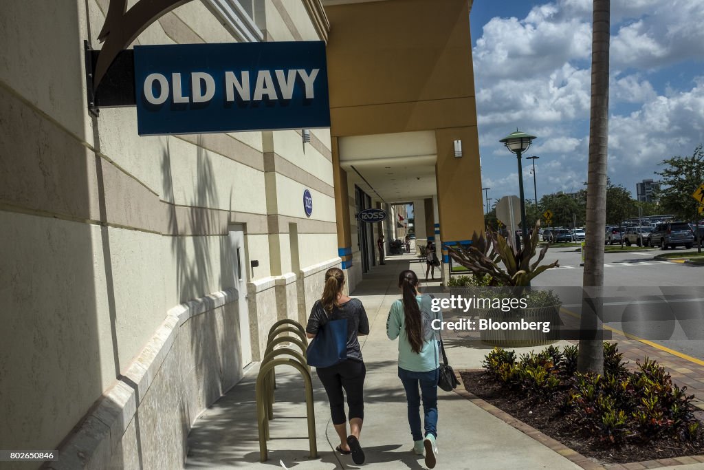 Shoppers At The Palm Beach Outlets Ahead Of Consumer Comfort Figures