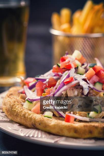 griekse gyros met frietjes - patatas bravas stockfoto's en -beelden
