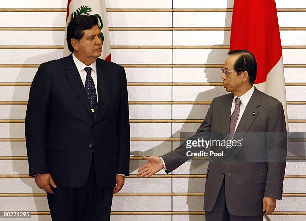 Peruvian President Alan Garcia is greeted by Japanese Prime Minister Yasuo Fukuda at the latter official residence, in Tokyo, Japan, 17 March 2008....