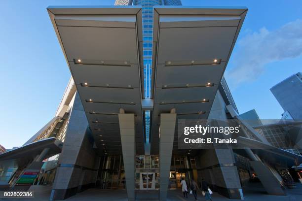 dramatic architectural view of mori tower at roppongi hills in tokyo, japan - colinas de roppongi imagens e fotografias de stock