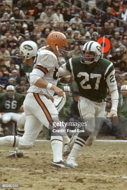 Safety Phil Wise of the New York Jets covers wide receiver Bruce Coslet of the Cincinnati Bengals at Shea Stadium on December 19, 1971 in Flushing,...