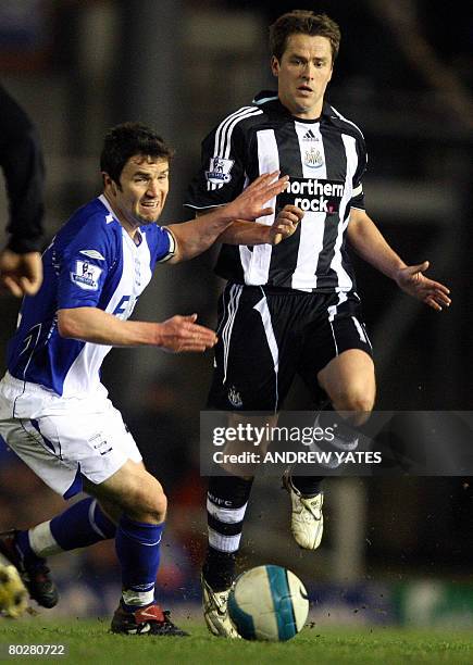 Newcastle United's English forward Michael Owen vies with Birmingham City's Irish midfielder Damien Johnson during the English Premier league...