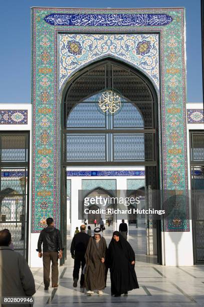 outside the umayyad mosque in damascus, syria - umayyad mosque stock pictures, royalty-free photos & images