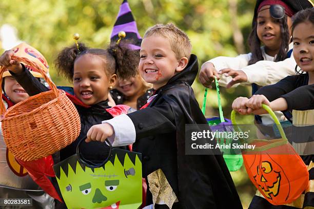 multi-ethnic children dressed in halloween costumes - doce ou partida imagens e fotografias de stock