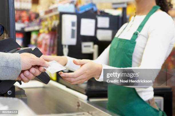 man paying with credit card at grocery store - paying supermarket foto e immagini stock