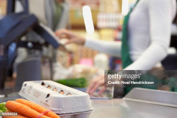 groceries on check out counter - retail occupation stockfoto's en -beelden