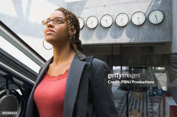 african businesswoman in train station - clocks go forward - fotografias e filmes do acervo