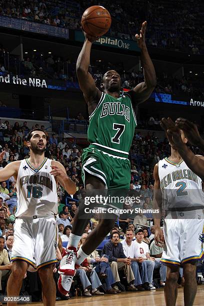 Ben Gordon of the Chicago Bulls makes a shot over Peja Stojakovic of the New Orleans Hornets on March 17, 2008 at the New Orleans Arena in New...