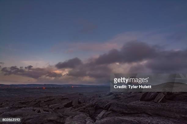 dawn over lava landscape and puu oo vent in distance - puu oo vent fotografías e imágenes de stock