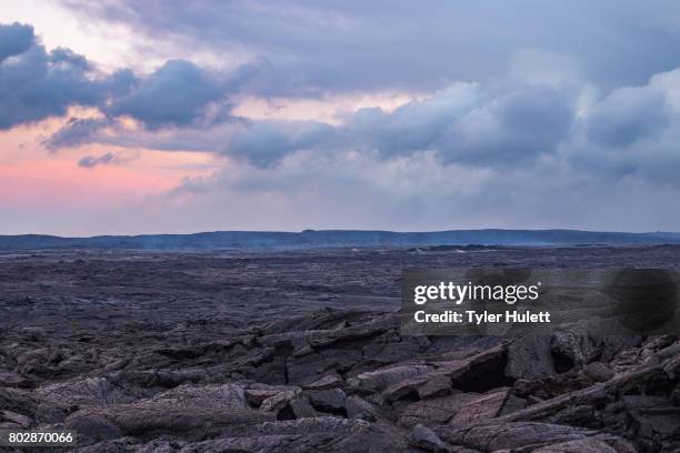 dawn over a landscape of fresh lava - puu oo vent fotografías e imágenes de stock