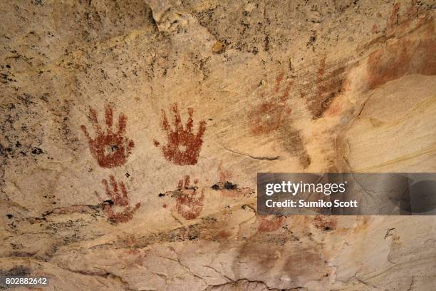 handprint pictograph at monarch cave ruin in butler wash, comb ridge, utah - prähistorische kunst stock-fotos und bilder