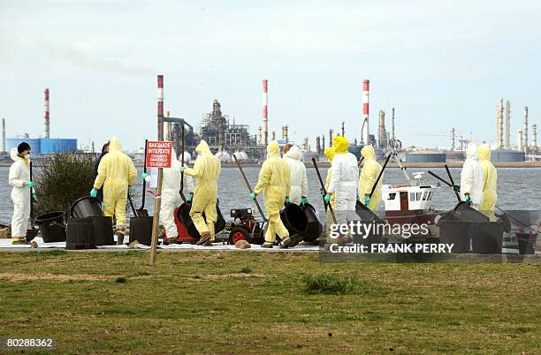 Des agents de le s?curit? civile nettoient la c?te ? Paimboeuf, en face de la raffinerie Total de Donges, le 18 Mars 2008 suite ? une fuite de fioul...