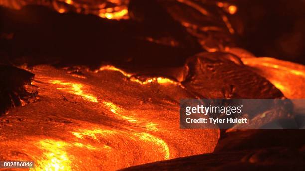 night view of front of lava flow - puu oo vent fotografías e imágenes de stock