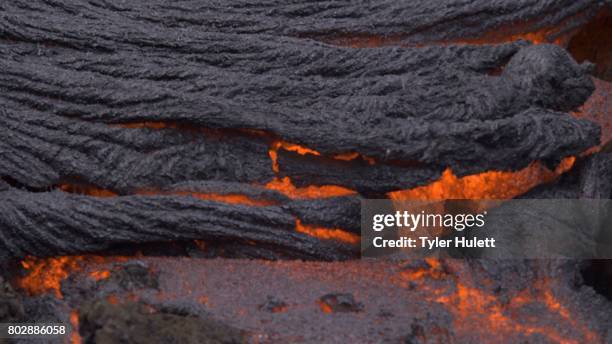 roiling and crunching lava - puu oo vent fotografías e imágenes de stock