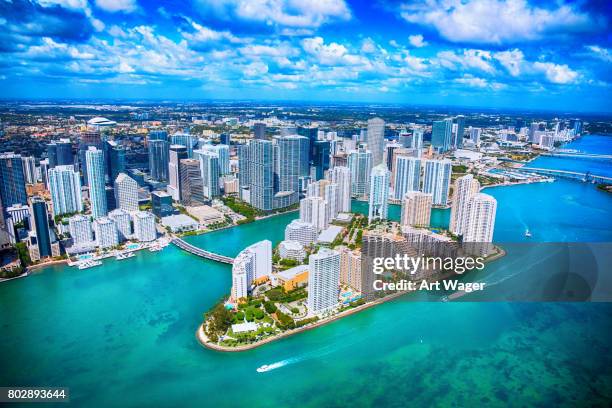 luchtfoto van downtown miami florida - biscayne bay stockfoto's en -beelden