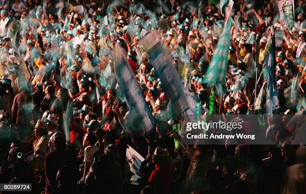 Supporters of Taiwan's presidential candidate Frank Hsieh of the ruling Democratic Progressive Party attend an election rally on March 18, 2008 in...