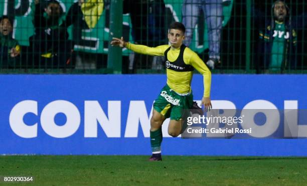 Nicolas Marcelo Stefanelli of Defensa y Justicia celebrates after scoring the first goal of his team during a first leg match between Defensa y...