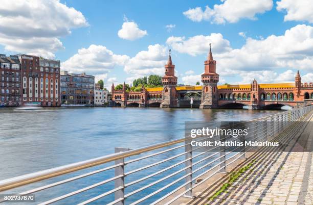 oberbaumbruecke berlin summer with train dynamic - oberbaumbrücke stock-fotos und bilder
