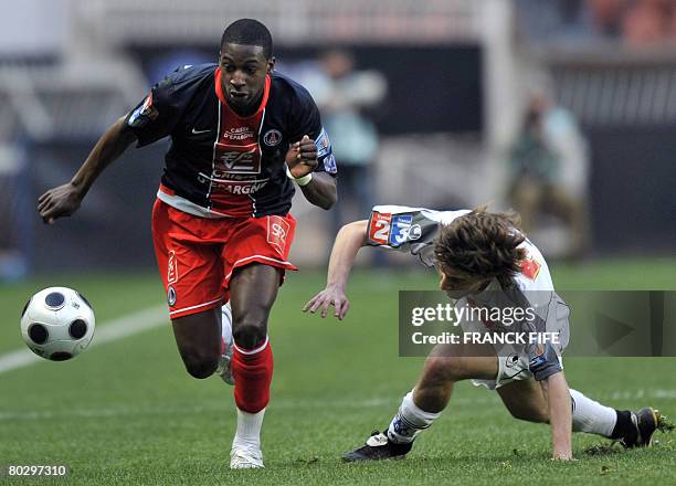 Paris Saint-Germain's midfielder Younousse Sankhare vies with Bastia's midfielder Yannick Cahuzac during the French Cup football match Paris vs....