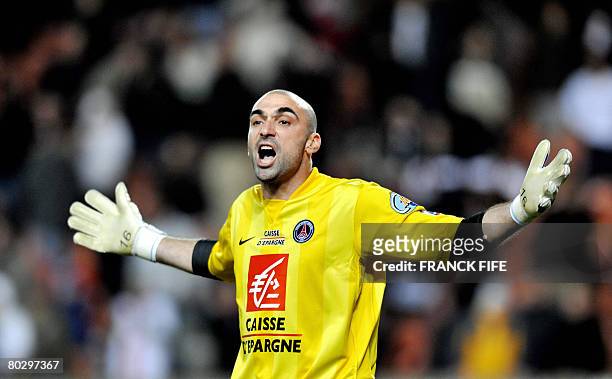 Paris Saint-Germain's goalkeaper Jerome Alonzo jubilates at the end of the French Cup football match against Bastia, on March 18, 2008 at the Parc...