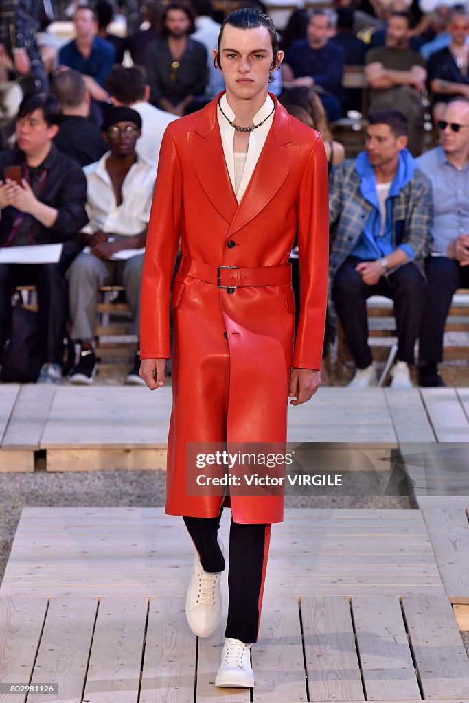 Alexander Mcqueen : Runway - Paris Fashion Week - Menswear Spring/Summer 2018