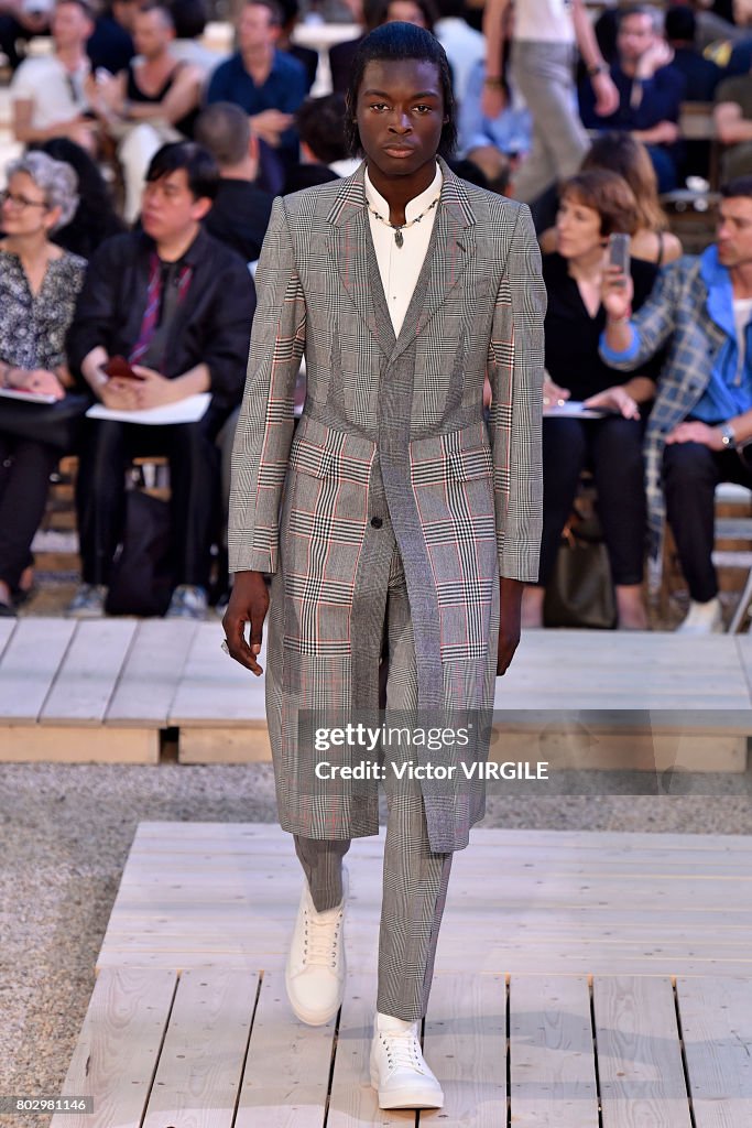 Alexander Mcqueen : Runway - Paris Fashion Week - Menswear Spring/Summer 2018