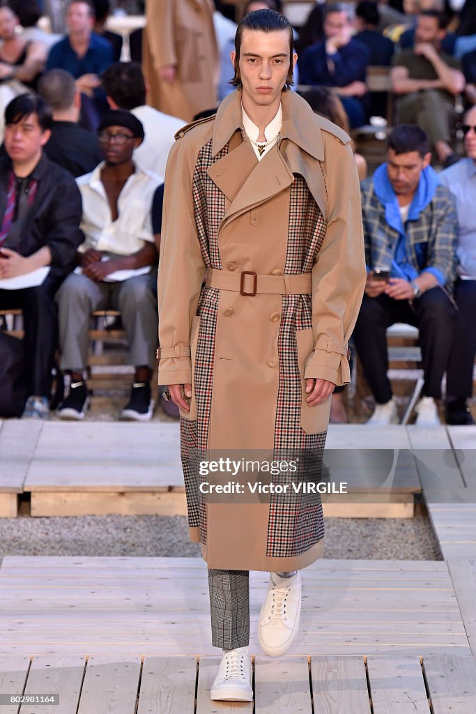 Alexander Mcqueen : Runway - Paris Fashion Week - Menswear Spring/Summer 2018