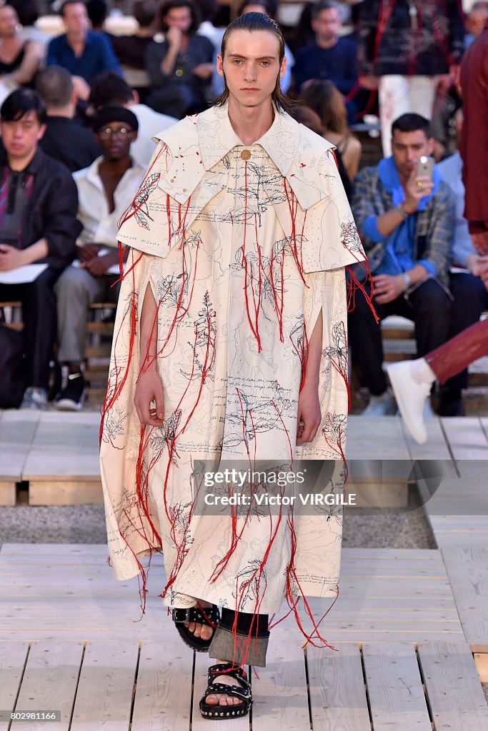 Alexander Mcqueen : Runway - Paris Fashion Week - Menswear Spring/Summer 2018