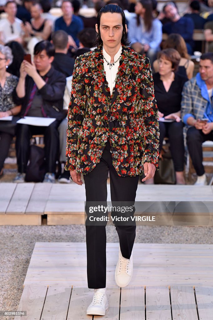Alexander Mcqueen : Runway - Paris Fashion Week - Menswear Spring/Summer 2018