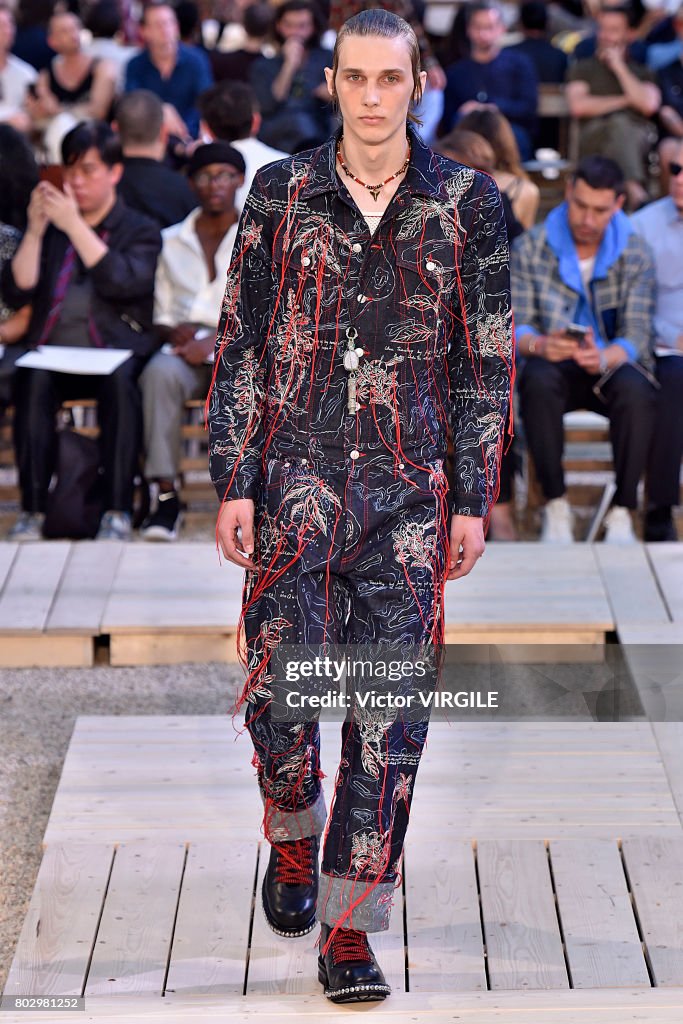 Alexander Mcqueen : Runway - Paris Fashion Week - Menswear Spring/Summer 2018