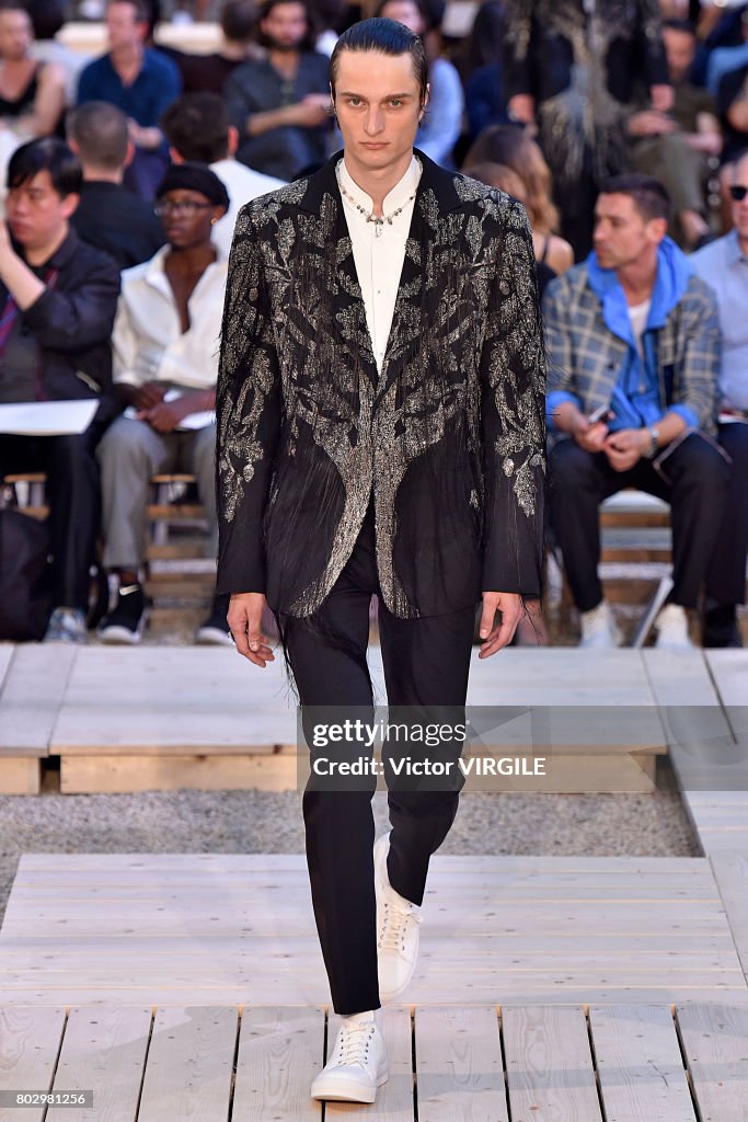 Alexander Mcqueen : Runway - Paris Fashion Week - Menswear Spring/Summer 2018