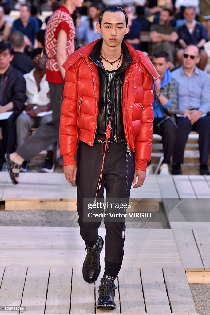 Alexander Mcqueen : Runway - Paris Fashion Week - Menswear Spring/Summer 2018