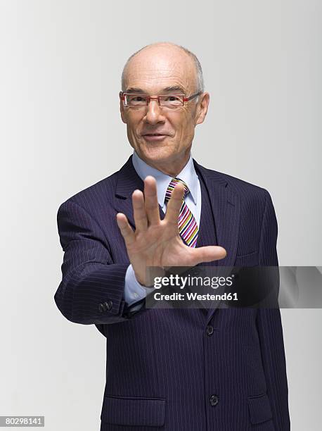 businessman making hand gesture, portrait - hand geste halt stock-fotos und bilder