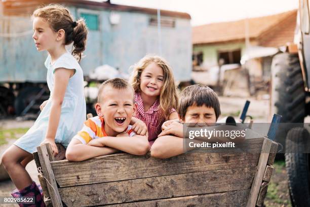 niños jugando en el ghetto - ghetto trash fotografías e imágenes de stock