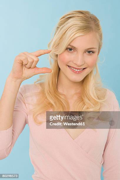 young woman making hand gesture, portrait, close-up - geste de la main photos et images de collection