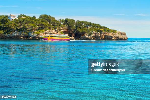 starfish cruising boat, cala d,or, majorca, spain - beach at cala d'or stock pictures, royalty-free photos & images