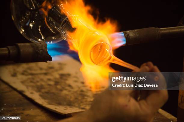 working on glass to make decorative plant pots - glass blowing - fotografias e filmes do acervo