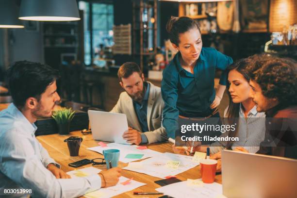 business meeting - partilha de ficheiros imagens e fotografias de stock