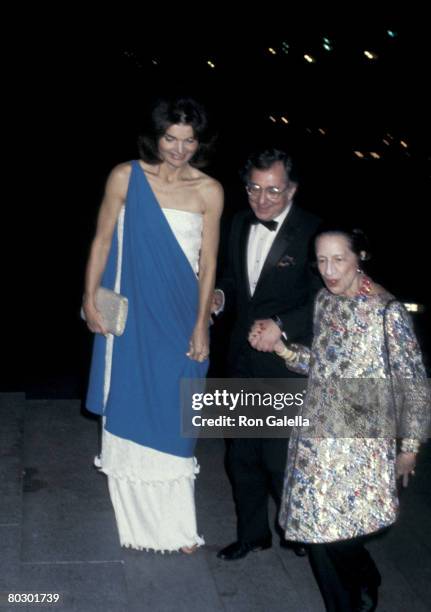 Carl Katz, Diana Vreeland, and Jackie Onassis at "The Treasures of Early Irish Art" Exhibit Opening at Metropolitan Museum of Art , New York, United...