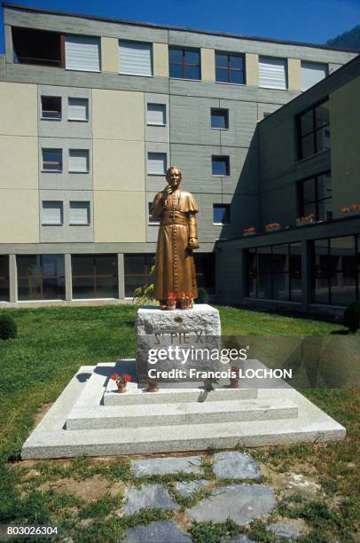 Le séminaire d'Ecône, fondé par le père traditionnaliste Marcel Lefèbvre et abritant la Fraternité sacerdotale Saint-Pie-X, avec la statue du Pape...