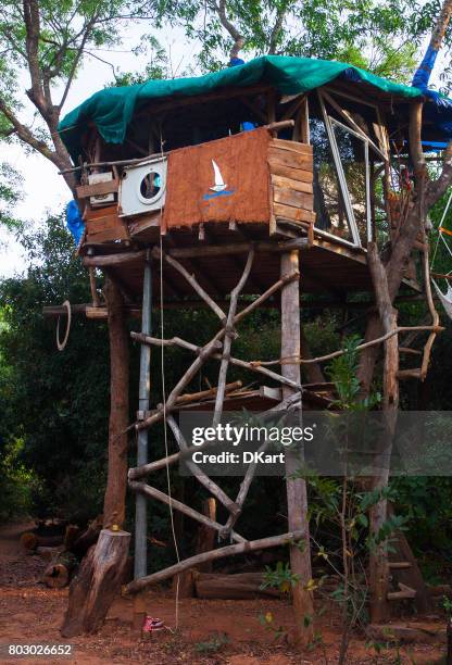 wunderschöne kreative handarbeit baumhaus - baumhaus stock-fotos und bilder