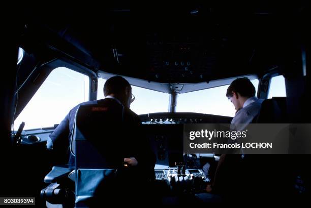 Pilotes dans le cockpit d'un Airbus A320 en juin 1994.