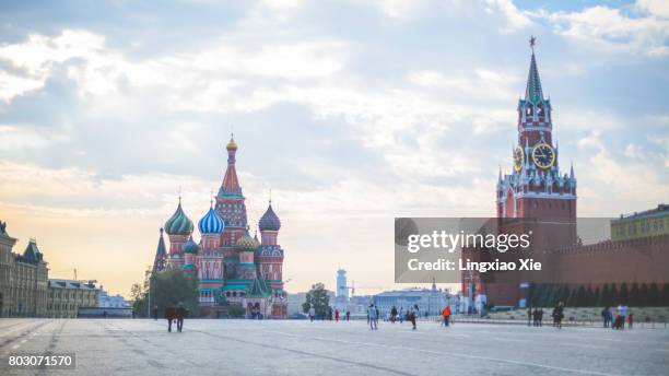 red square with saint basil's cathedral at morning dawn, moscow, russia - plaza roja fotografías e imágenes de stock