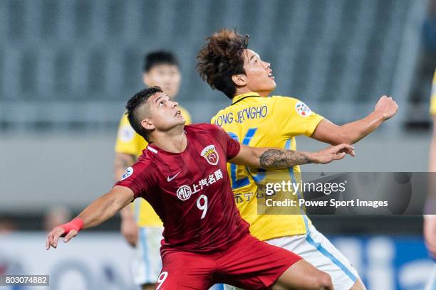 Jiangsu FC Defender Hong Jeongho in action against Shanghai FC Forward Elkeson De Oliveira Cardoso during the AFC Champions League 2017 Round of 16...