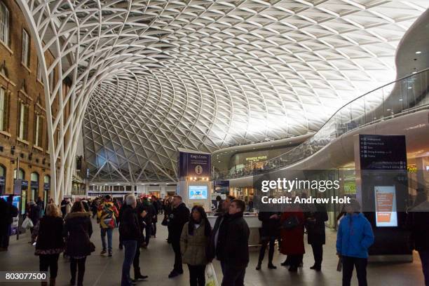 king's cross station concourse at night - estación de king's cross fotografías e imágenes de stock