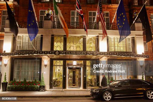 the claridges hotel at night. - luxushotel stock-fotos und bilder