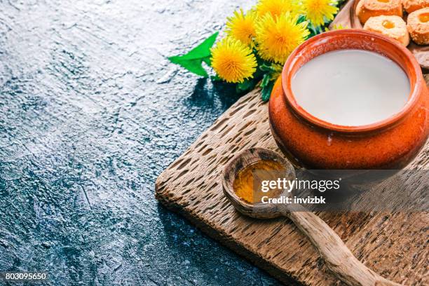 sauermilch im tontopf - buttermilch stock-fotos und bilder