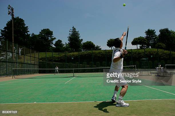 tennis player about to serve - japanese tennis stock-fotos und bilder