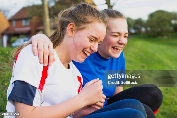 tiener meisjes plezier op training - laughing teen stockfoto's en -beelden