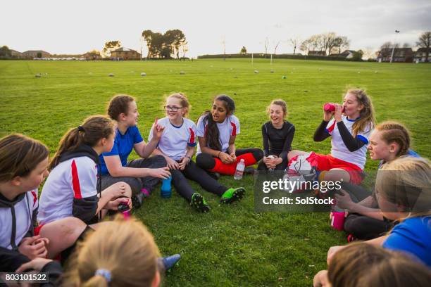 rugby girls team huddle - youth club stock pictures, royalty-free photos & images